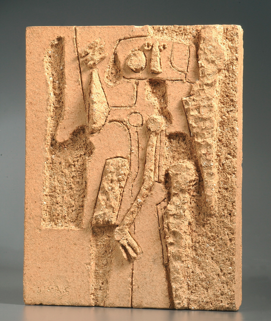 <b>MANIQUÍ POSADO</b>, 1981 <br> Rectangular plate made from clay. Incised figure in low relief | Placa rectangular elaborada con Arcilla. Figura incisa en bajo relieve<br> 14.56 x 11.61x 1.77 in | 37 x 29,5 x 4,5 cm 