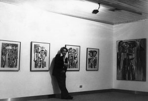 Oswaldo Vigas during his exhibition Oswaldo Vigas, imagen de una identidad expresiva, Italian Art Museum of Lima, Peru, 1977