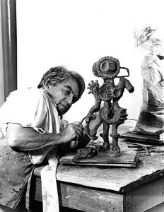 Oswaldo Vigas sculpting Jugador Sagrado, 1985