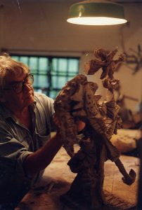 Oswaldo Vigas sculpting Atrapadora, 1990