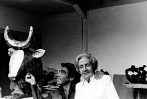 Oswaldo Vigas and Mercedes Guillén, wife of the sculptor Baltasar Lobo, in Baltasar Lobo's studio, Paris, 1980