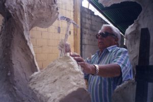 Oswaldo Vigas working on his sculpture Alma Mater at La Fortaleza foundry, Mérida, 2001
