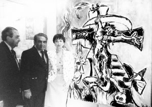 Gastón Diehl, Oswaldo Vigas y desc., next to the Vigas’ artwork Crucifixión VII (In memoriam: A Victor Zawisza), winner of the Grand Prix Prince Rainier III of Monaco, during the XXVI International Modern Art Prize of Monte Carlo, Monaco, 1992