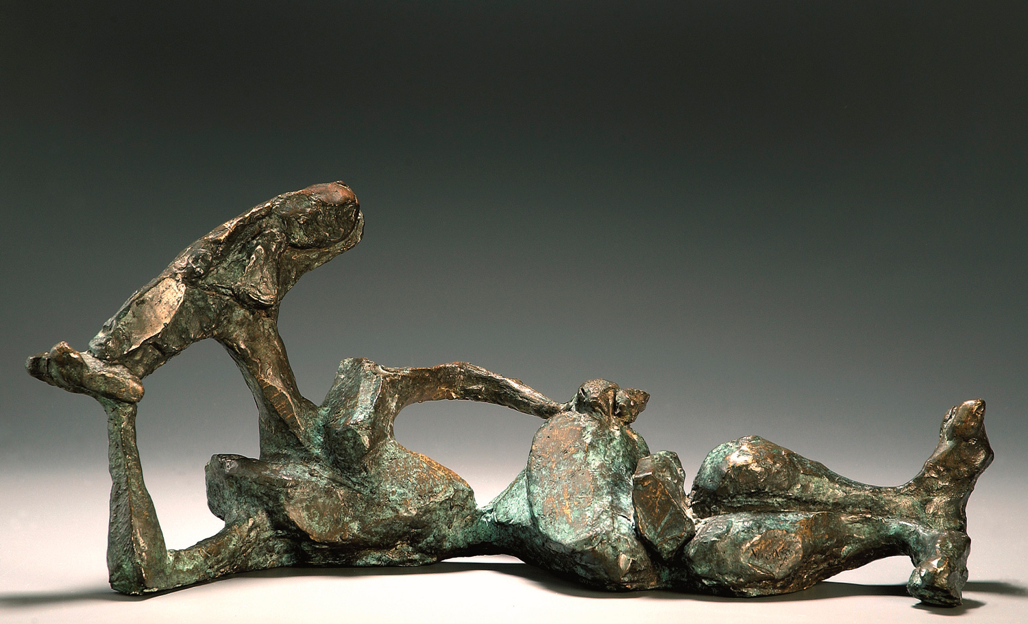 <b>FIGURA RECLINADA</b>, 1996 <br> Bronze | Bronce<br> 9.44 x 21.65 x 9.84 in | 24 x 55 x 25 cm 