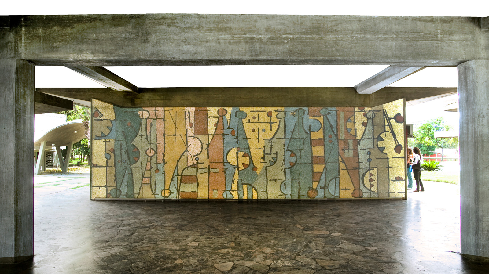 <b>UN ELEMENTO-PERSONAJE VERTICAL EN EVOLUCIÓN HORIZONTAL</b>, 1953 <br> Ciudad Universitaria de Caracas. UCV. <br> Venetian Mosaic | Mosaico veneciano<br> 2,20 x 1,99 x 6,44 mts 