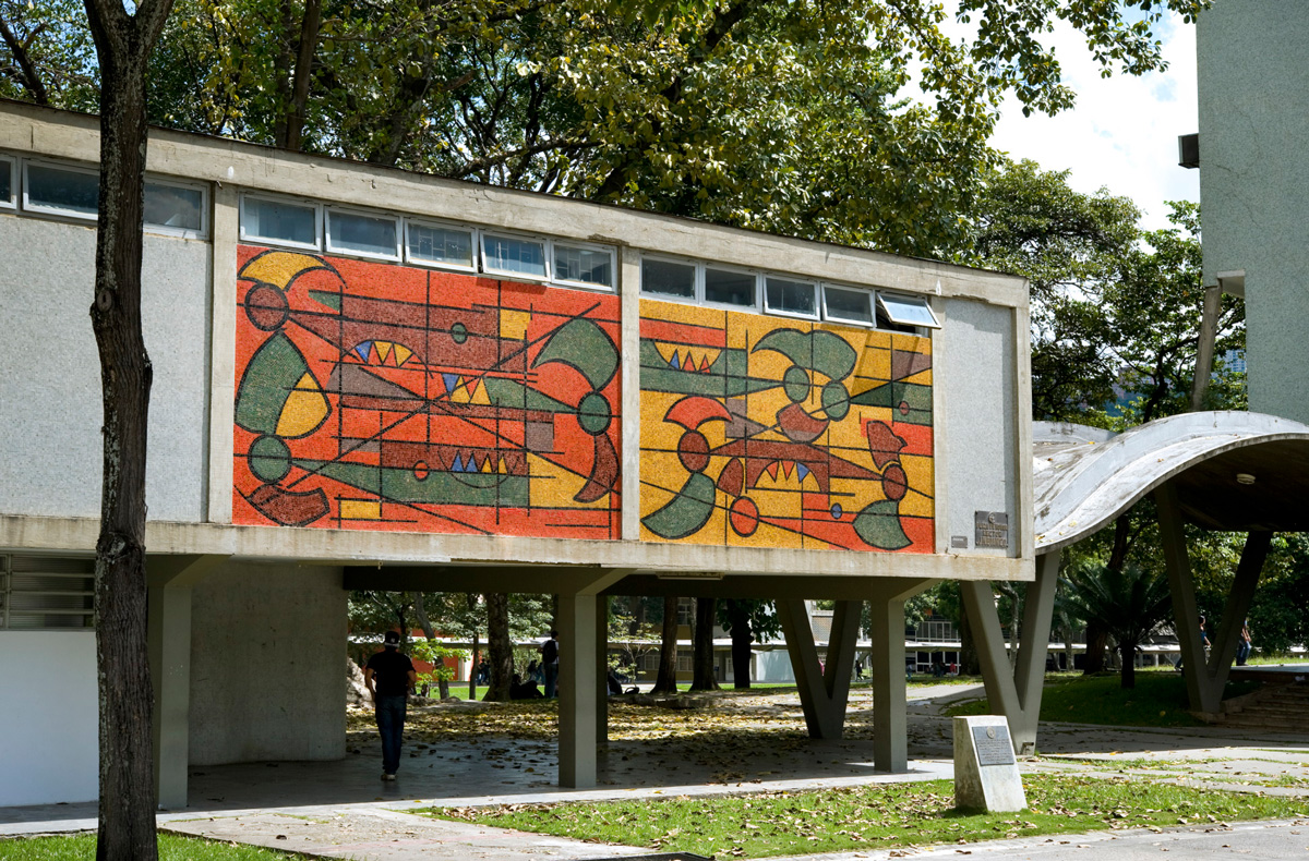 <b>COMPOSICIÓN ESTÁTICA-COMPOSICIÓN DINÁMICA. DÍPTICO</b>, 1953 <br> Ciudad Universitaria de Caracas. UCV. <br> Mosaic | Mosaico <br> Diptych, 3 x 8 mts. each | Díptico, 3 x 8 mts. cada uno 